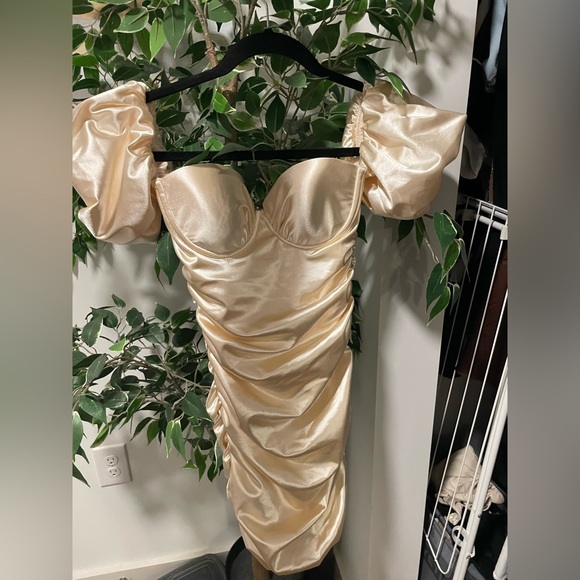 OH POLLY LUXE LIFE BARDOT RUCHED SATIN
METALLIC MINI DRESS IN IVORY, SIZE US2 - Picture 3 of 4